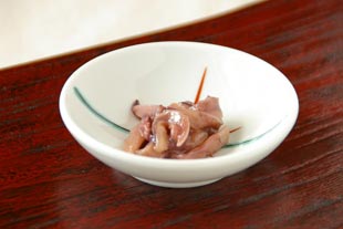 砥部焼 豆小皿(はなび)に塩辛を