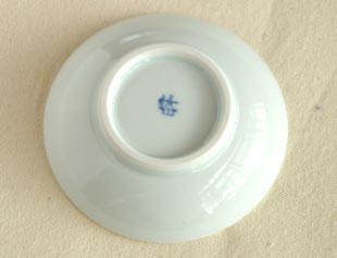 砥部焼 豆小皿(はなび)を底面から見たところ