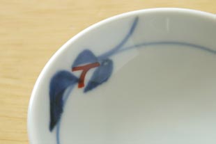 砥部焼 豆小皿(みつ葉)の絵付けの感じ