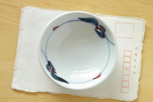砥部焼・梅山窯 豆小皿(みつ葉)をはがきと比較して