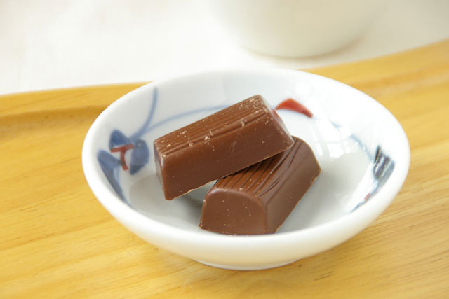 和食器・砥部焼 豆小皿(みつ葉)にチョコレートを
