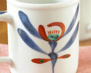 砥部焼・梅山窯 あか花のマグカップの絵付け