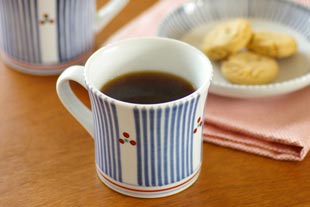 梅山窯　とくさみつ紋のマグカップにコーヒーを入れて