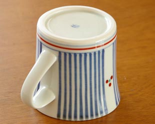 砥部焼・梅山窯　とくさみつ紋のマグカップを伏せたところ
