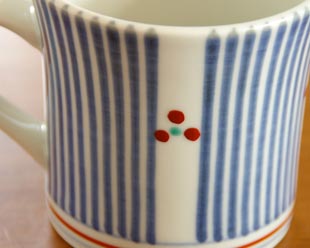 砥部焼・梅山窯　とくさみつ紋のマグカップの絵付け
