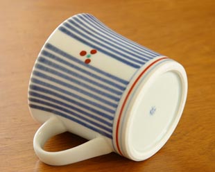 砥部焼・梅山窯　とくさみつ紋のマグカップを横にして