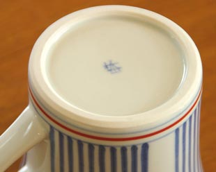 砥部焼・梅山窯　とくさみつ紋のマグカップの底面