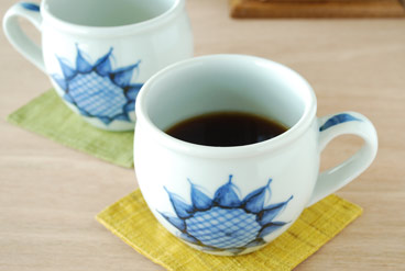 砥部焼・梅山窯 ひまわりの丸ミルクカップにコーヒーを