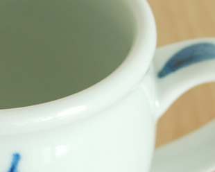 砥部焼・梅山窯 ひまわりの丸ミルクカップの縁