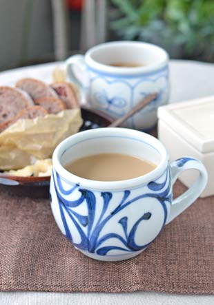 砥部焼・梅山窯 からくさの丸ミルクカップにカフェオレを
