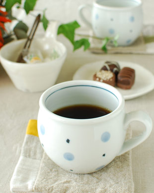 砥部焼・梅山窯 みずたまの丸ミルクカップにコーヒーを