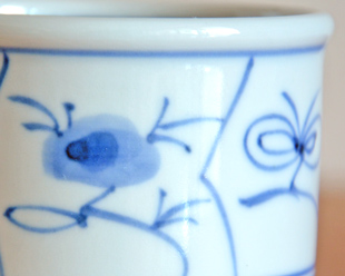 砥部焼・梅山窯 なずなの茶碗蒸しの絵付け