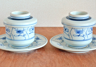 砥部焼・梅山窯 なずなの茶碗蒸しを並べて