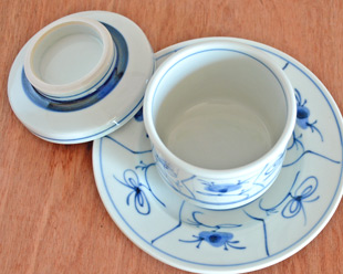 砥部焼・梅山窯 なずなの茶碗蒸しの中