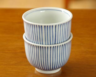 砥部焼・梅山窯　とくさ柄の湯呑を重ねて