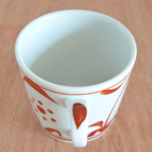砥部焼・梅山窯 赤太陽のコーヒーカップの持ち手側