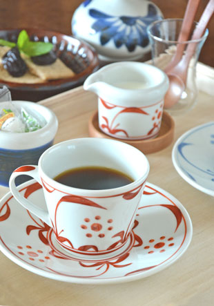 砥部焼・梅山窯 赤太陽のコーヒーカップにコーヒーを