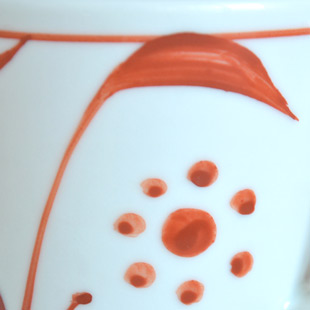 砥部焼・梅山窯 赤太陽のコーヒーカップの絵付け