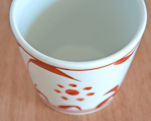 砥部焼・梅山窯 赤太陽のコーヒーカップを上から見て