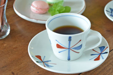 砥部焼・梅山窯 赤蝶文のコーヒーカップにコーヒーを