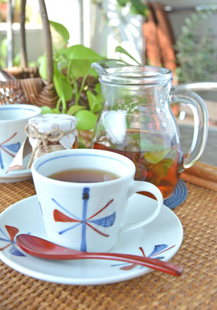 砥部焼・梅山窯 赤蝶文のコーヒーカップに紅茶を