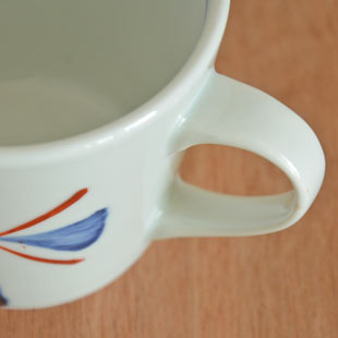 砥部焼・梅山窯 赤蝶文のコーヒーカップの持ち手