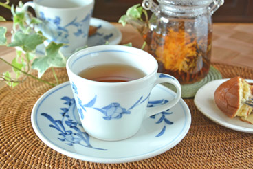 砥部焼・梅山窯 風船花のコーヒーカップの紅茶を
