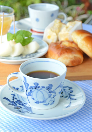 砥部焼・梅山窯 風船花のコーヒーカップにコーヒーを