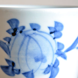 砥部焼・梅山窯 風船花のコーヒーカップの絵付けを