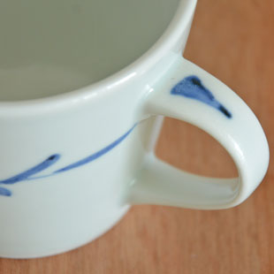 砥部焼・梅山窯 風船花のコーヒーカップの持ち手