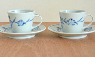 砥部焼・梅山窯 風船花のコーヒーカップを並べて