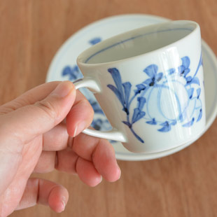 砥部焼・梅山窯 風船花のコーヒーカップを持って