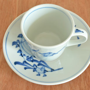 砥部焼・梅山窯 風船花のコーヒーカップの中