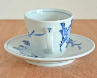 砥部焼・梅山窯 風船花のコーヒーカップの持ち手側