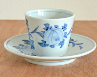 砥部焼・梅山窯 風船花のコーヒーカップを横から見て