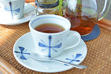 砥部焼・梅山窯 ごす蝶文のコーヒーカップに紅茶を
