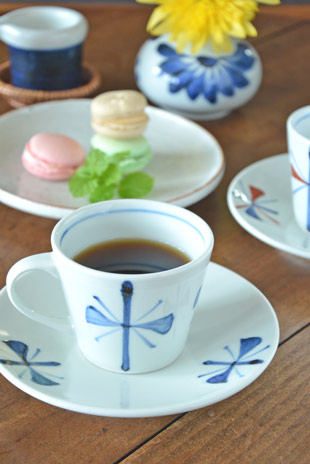 砥部焼・梅山窯 ごす蝶文のコーヒーカップにコーヒーを