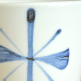 砥部焼・梅山窯 ごす蝶文のコーヒーカップの絵付け