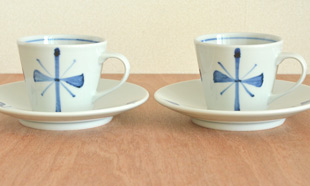 砥部焼・梅山窯 ごす蝶文のコーヒーカップを並べて