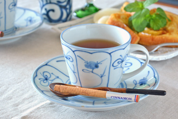 砥部焼・梅山窯 なずなのコーヒーカップに紅茶を