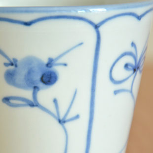 砥部焼・梅山窯 なずなのコーヒーカップの絵付け