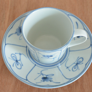 砥部焼・梅山窯 なずなのコーヒーカップの中