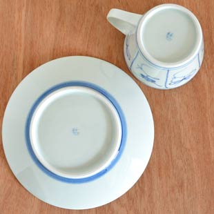 砥部焼・梅山窯 なずなのコーヒーカップの裏面