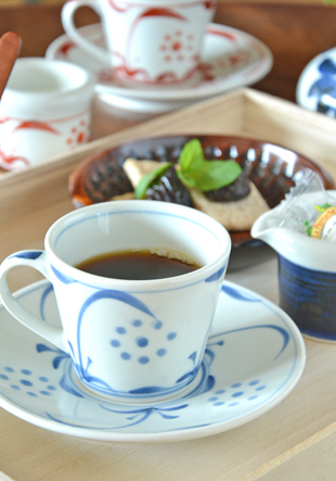 砥部焼・梅山窯 太陽柄のコーヒーカップにコーヒーを
