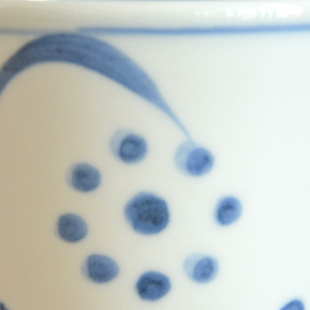 砥部焼・梅山窯 太陽柄のコーヒーカップの絵付け