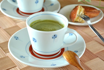 砥部焼・梅山窯 たんぽぽのコーヒーカップに抹茶ラテを