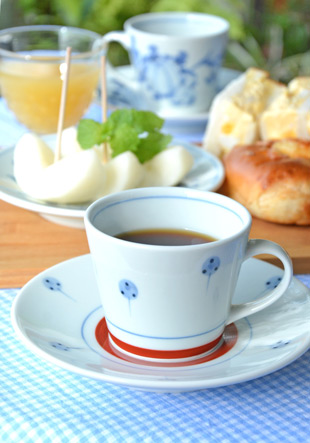 砥部焼・梅山窯 たんぽぽのコーヒーカップにコーヒーを