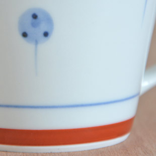 砥部焼・梅山窯 たんぽぽのコーヒーカップの絵付け