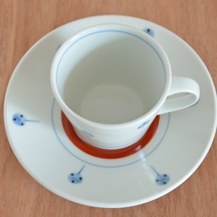 砥部焼・梅山窯 たんぽぽのコーヒーカップの中