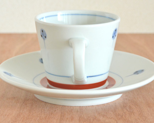 砥部焼・梅山窯 たんぽぽのコーヒーカップの持ち手側